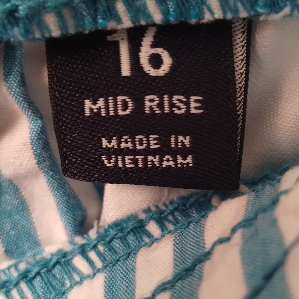 Lands' End Shorts - Picture 4 of 11